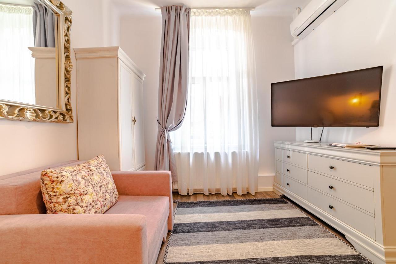 Albert Residence With Complimentary Parking Braşov Buitenkant foto